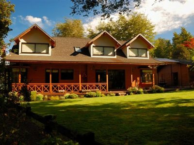 Hermosa casa dentro del bosque nativo