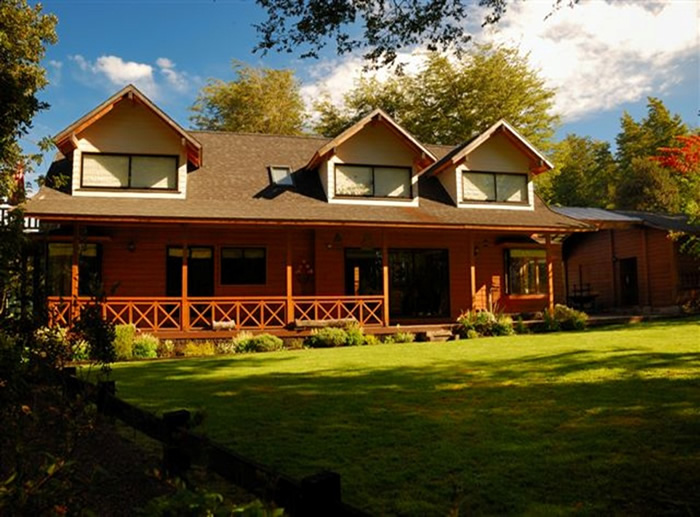 Hermosa casa dentro del bosque nativo