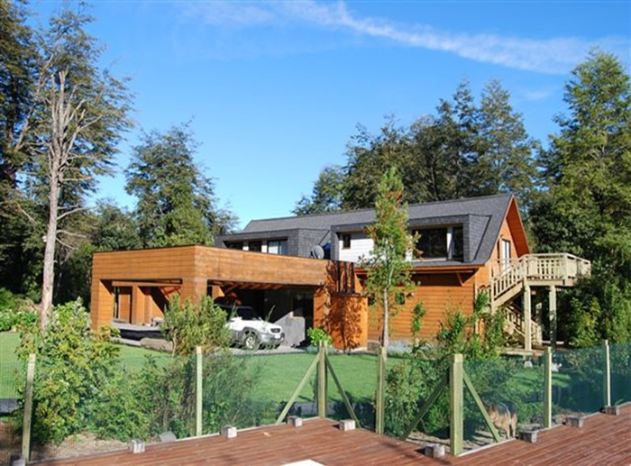 Hermosa casa dentro del bosque nativo